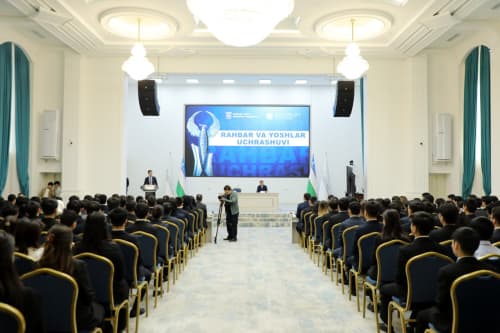 Akram Aliyev TSUEda yoshlar bilan uchrashib, kasbiy rivojlanish va iqtisodiy islohotlarni muhokama qildi