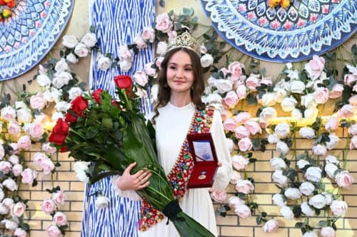 “Tatar qizi – 2026” xalqaro ko‘rik-tanlovi g‘olibi ko‘krak nishoni bilan taqdirlandi