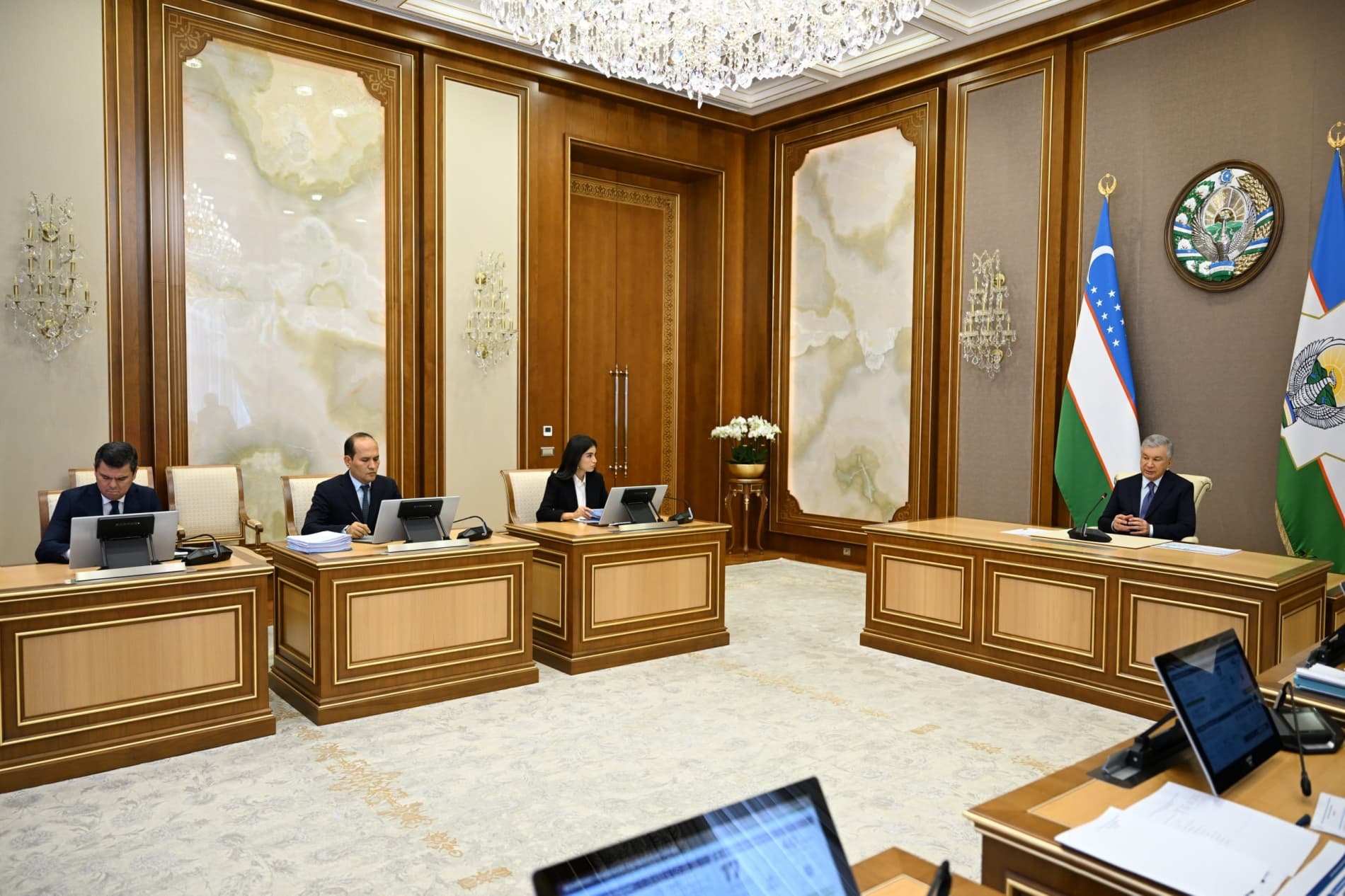 Bilimlendiriw hám ilim ministrliginiń jumısın shólkemlestiriw boyınsha usınıslar kórip shıǵıldı