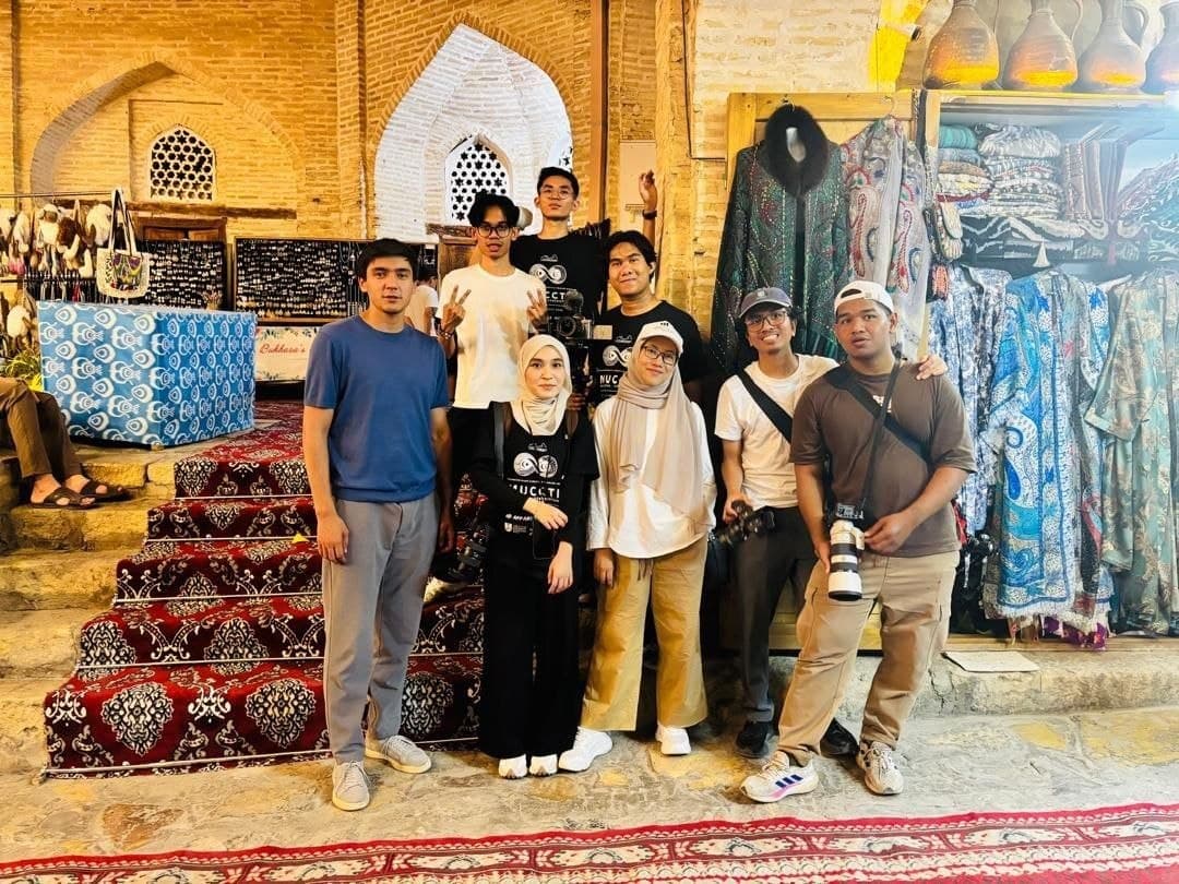 Malaysian university students explore Bukhara’s historical landmarks