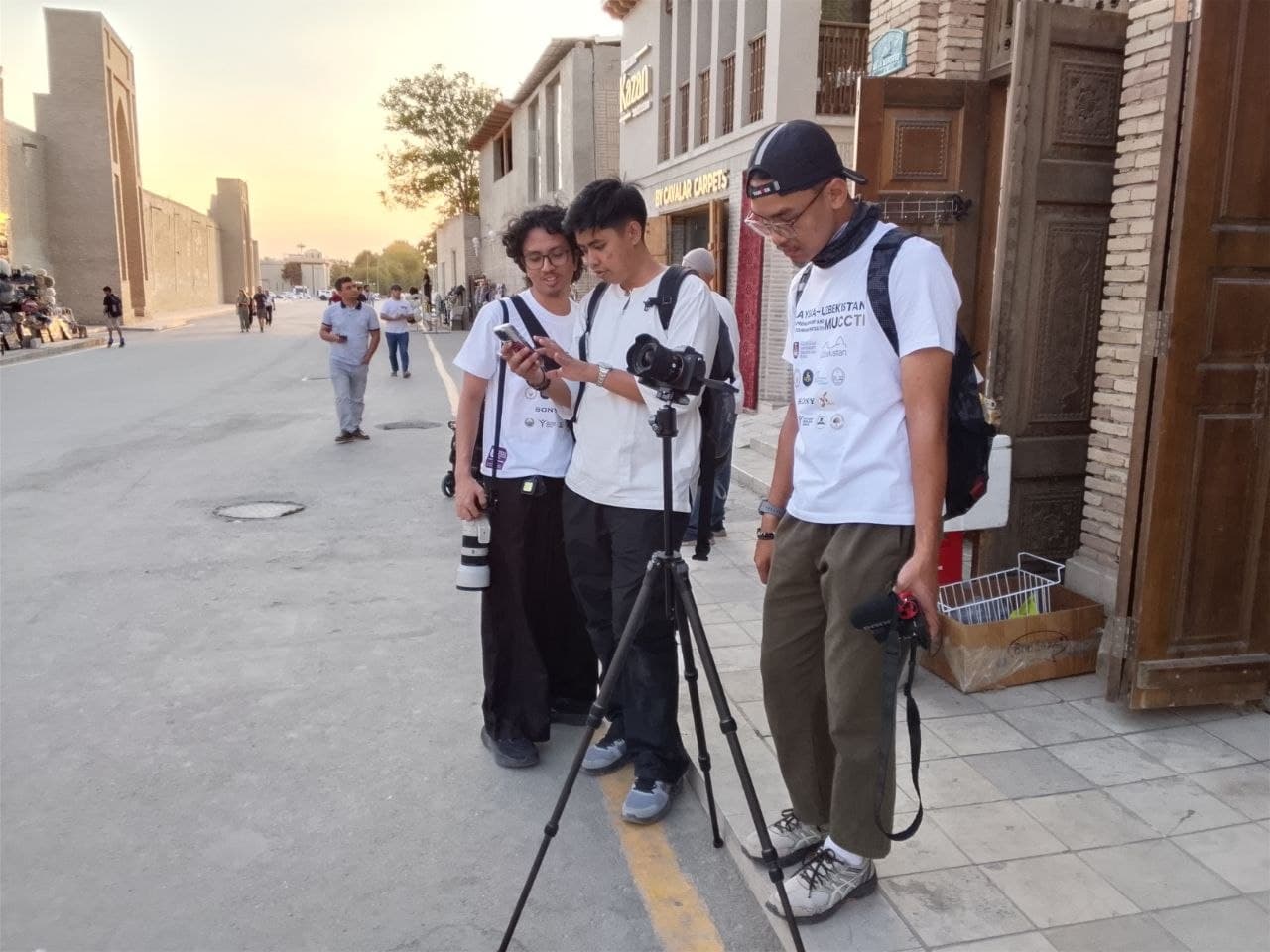 Malaysian university students explore Bukhara’s historical landmarks