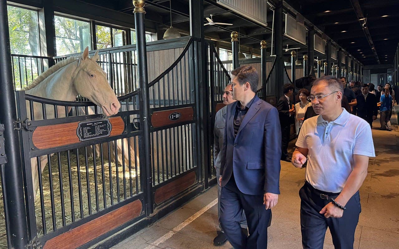 Chairman of the Tourism Committee meets with Chairman of the People’s Government of the Xinjiang Uygur Autonomous Region