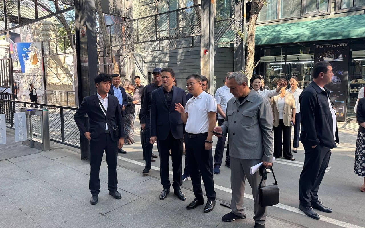 Chairman of the Tourism Committee meets with Chairman of the People’s Government of the Xinjiang Uygur Autonomous Region