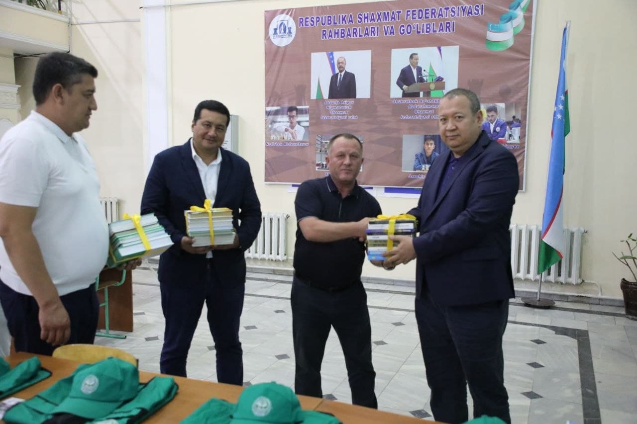 Andijon "yashil" texnikumiga kitoblar sovg‘a qilindi