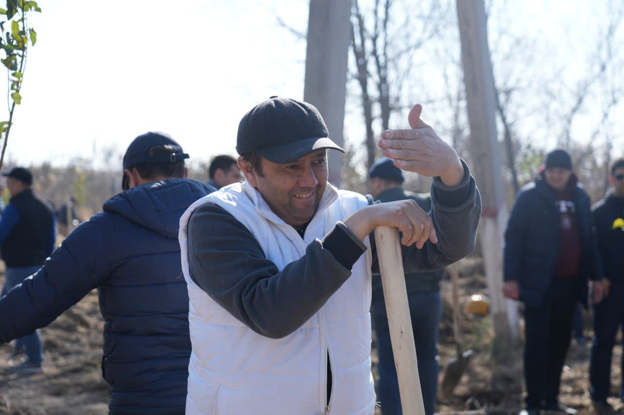 Raqamli texnologiyalar vazirligi jamoasi Ohangaronda ko‘chat ekish aksiyasini o‘tkazdi