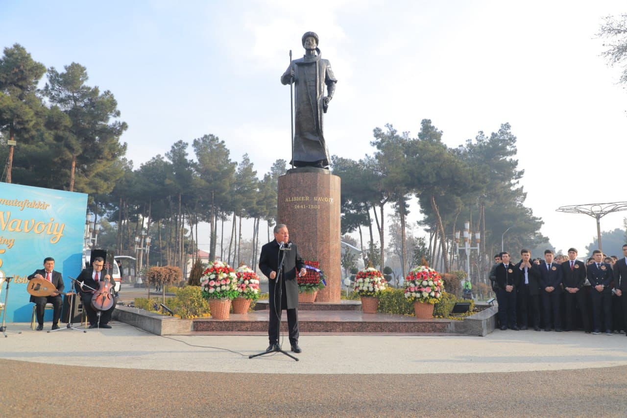 Madaniyat vaziri Ozodbek Nazarbekov Andijondagi Alisher Navoiy haykali poyiga gul qo‘yish marosimida ishtirok etdi