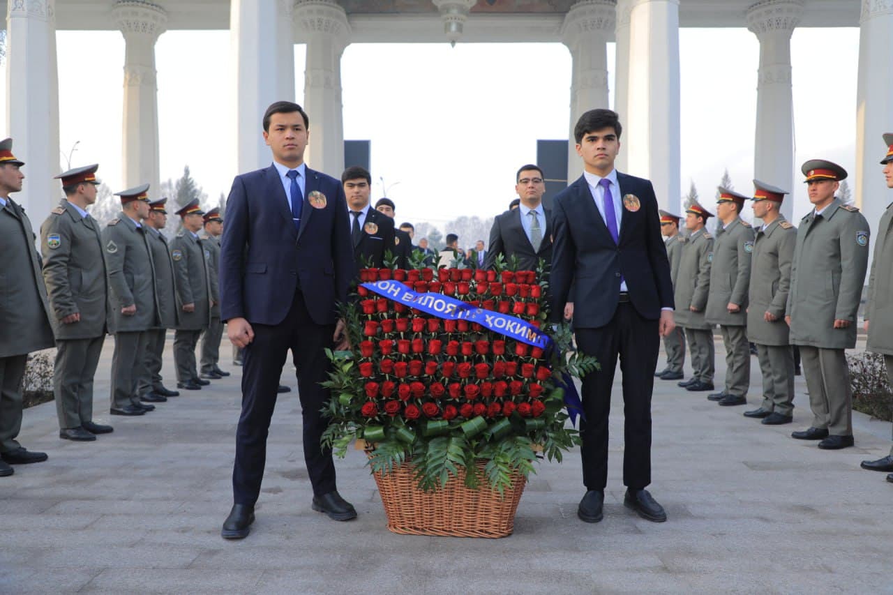 Madaniyat vaziri Ozodbek Nazarbekov Andijondagi Alisher Navoiy haykali poyiga gul qo‘yish marosimida ishtirok etdi
