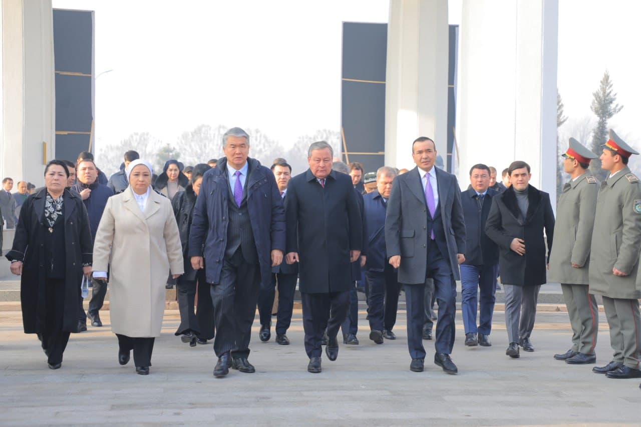 Madaniyat vaziri Ozodbek Nazarbekov Andijondagi Alisher Navoiy haykali poyiga gul qo‘yish marosimida ishtirok etdi