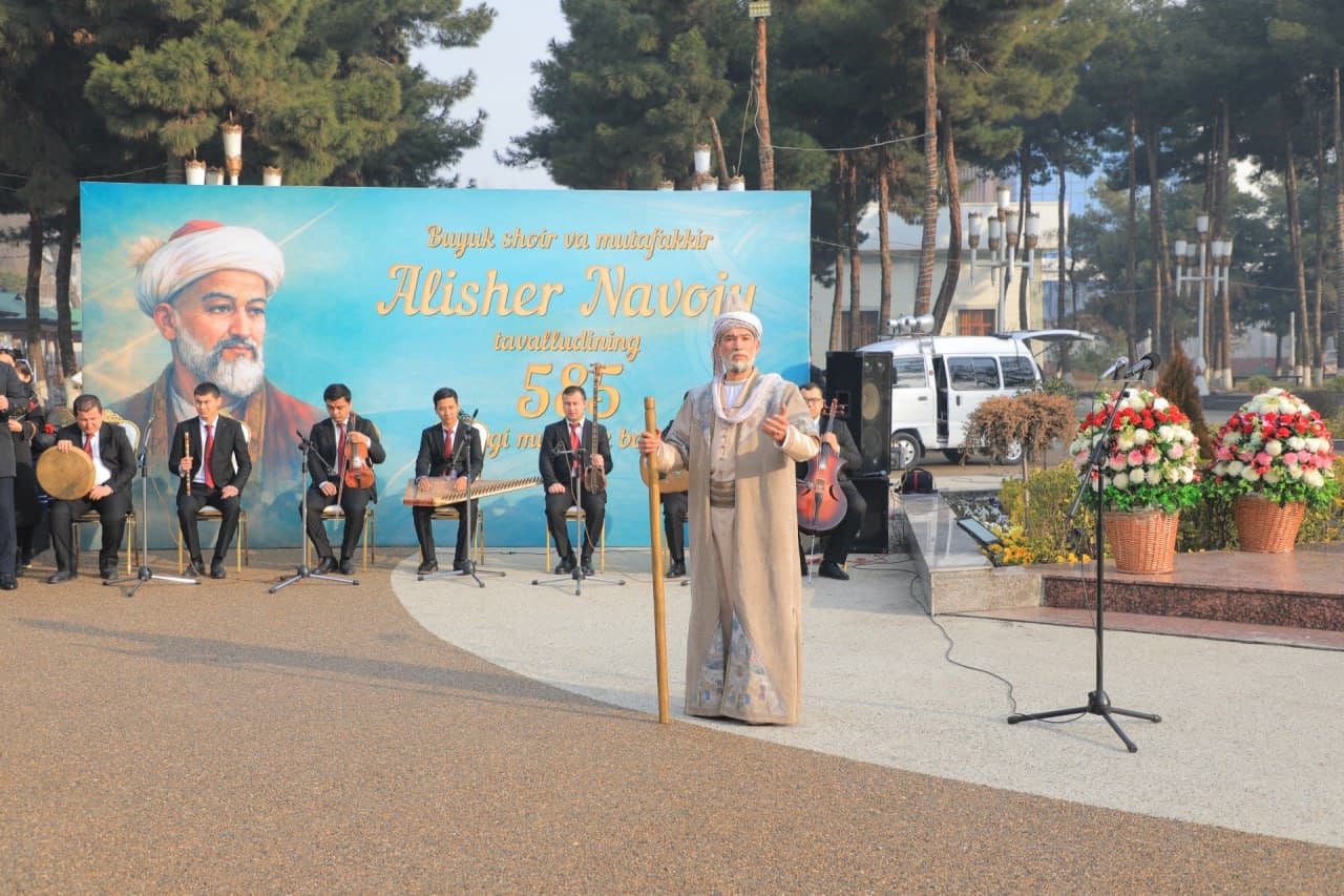 Madaniyat vaziri Ozodbek Nazarbekov Andijondagi Alisher Navoiy haykali poyiga gul qo‘yish marosimida ishtirok etdi