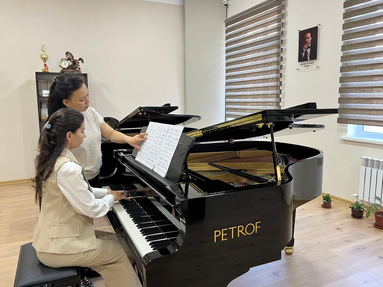 Nukus konservatoriyasi filialining musiqa asboblari fondi yanada boyitildi